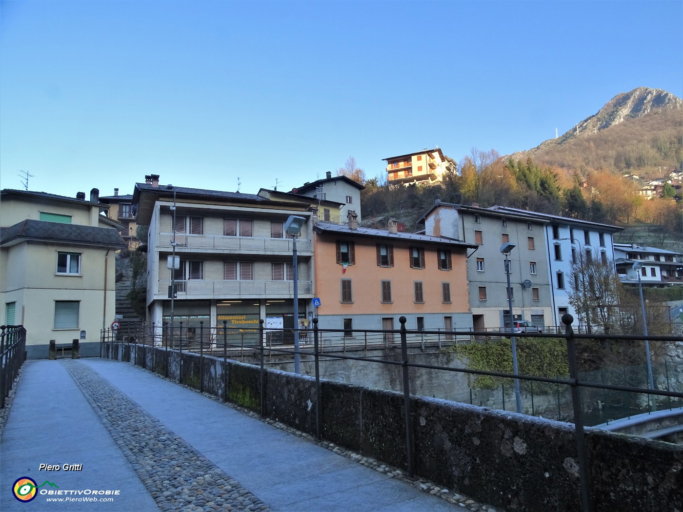 26 Ad Ambria (327 m),  attraversato  il ponte vecchio sul torrente Serina,  mi ritrovo all'avvio del sent. 594A per Spino al Brembo    .JPG